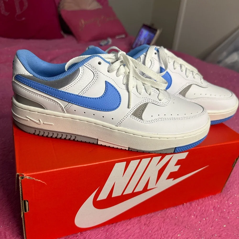 Nikes 💙 - Picture 1 of 5